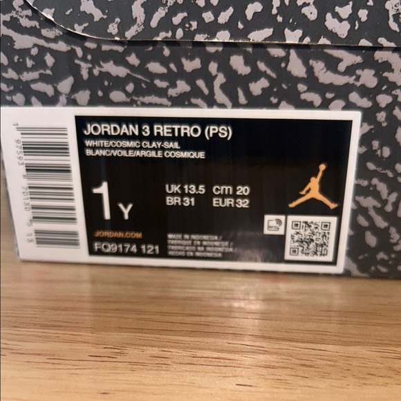 Kids White and Red Sneakers - Picture 7 of 7